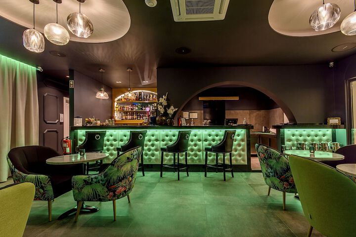 Lounge 87 of 114