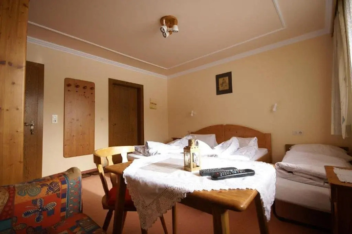 Room 4 of 15