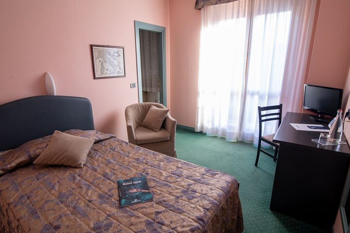 Room 6 of 19