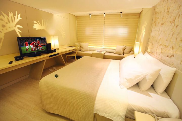Room 7 of 32