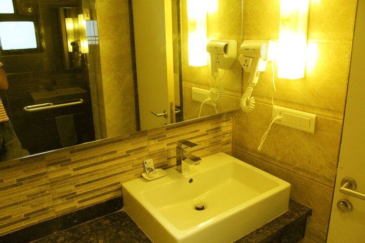 Room 12 of 18