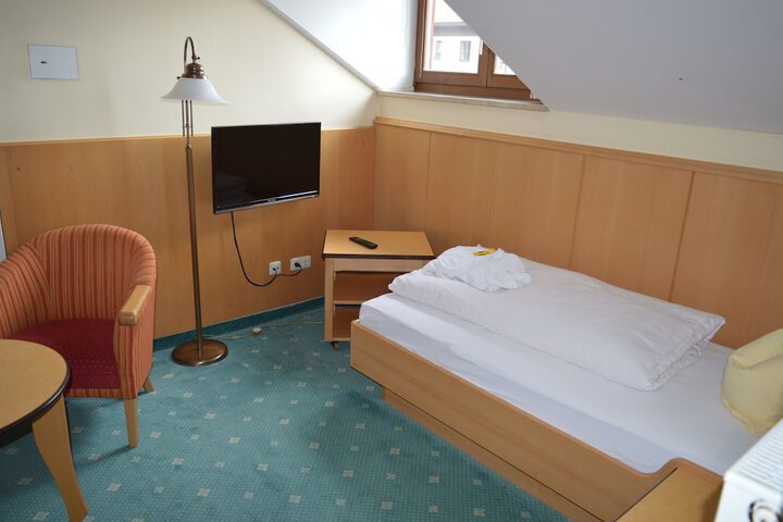 Room 16 of 106