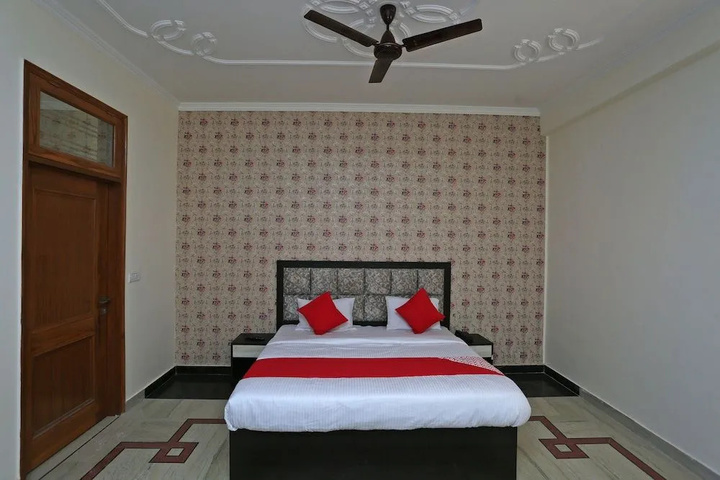 Room 4 of 12