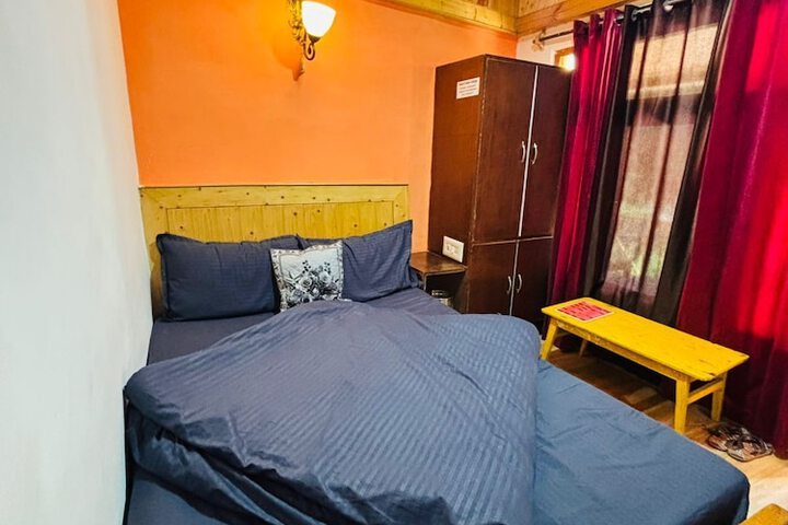 Room 9 of 28