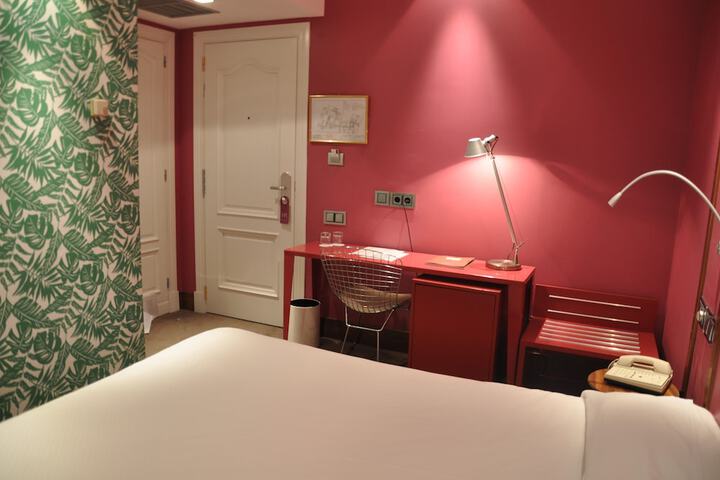 Room 37 of 76