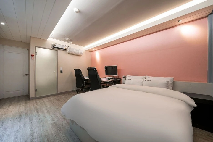 Room 5 of 19