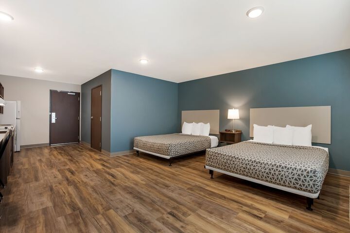 1 Queen Bed (5 of 17)