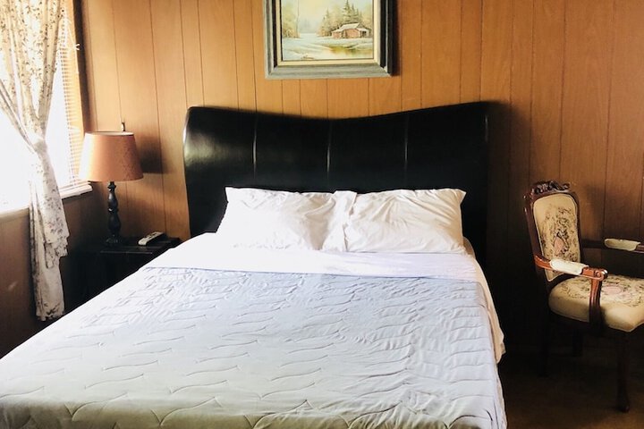 Room 4 of 77