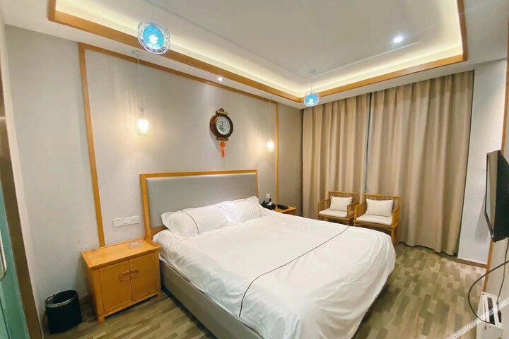 Yayixuan Hotel (Yangluo Bus Terminal Qingzheng Domain Yangluo Plaza)