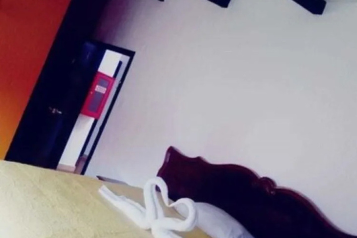 Room 4 of 9