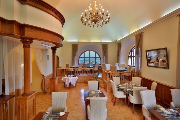 Dining 34 of 42