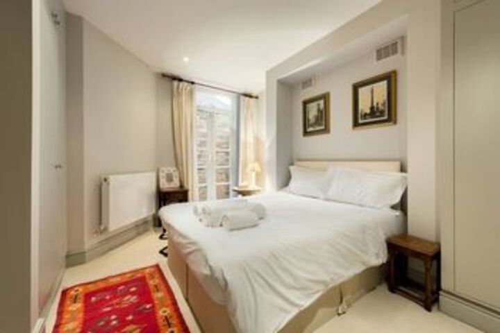 Room 4 of 9