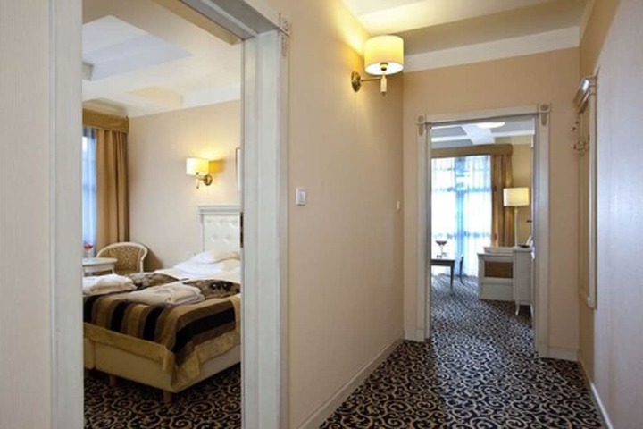 Room 12 of 46