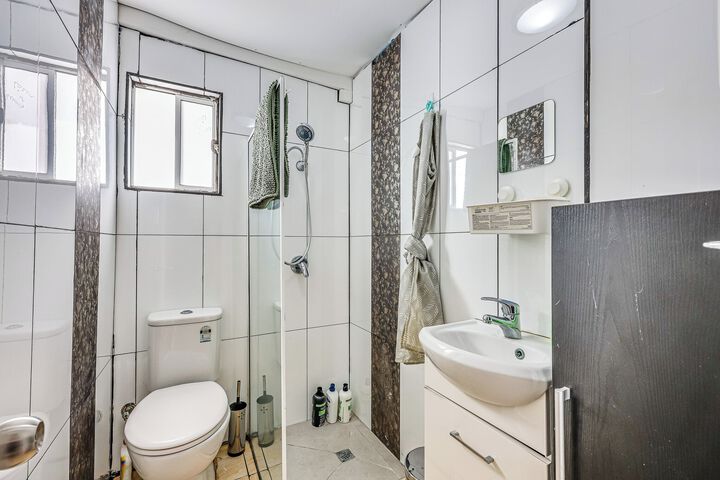 Room 4 of 27