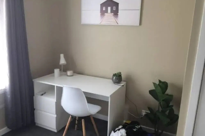 Room 5 of 18
