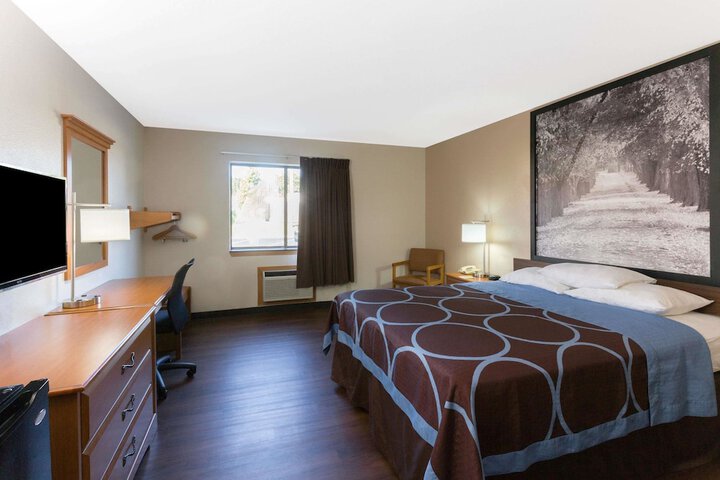 1 Queen Bed (3 of 12)
