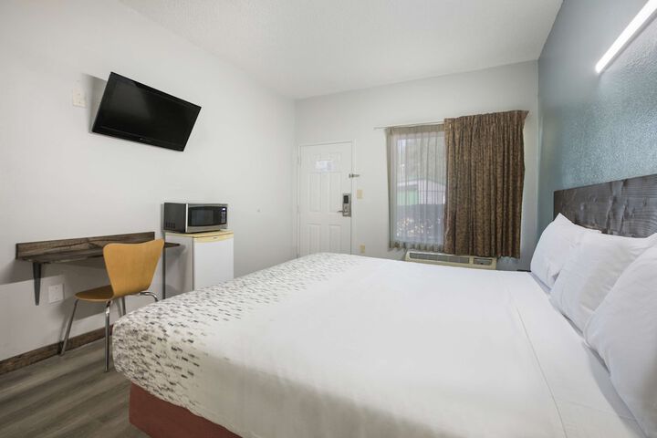 1 King Bed (13 of 14)