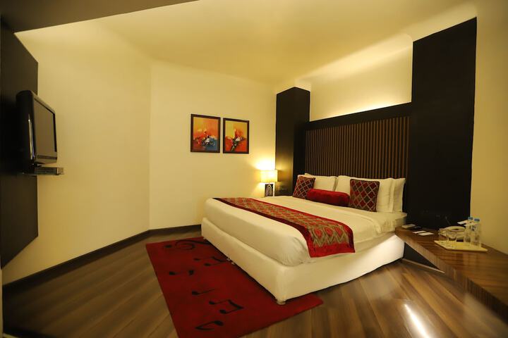 Room 9 of 32