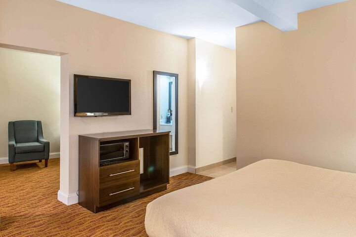 1 Queen Bed (12 of 22)