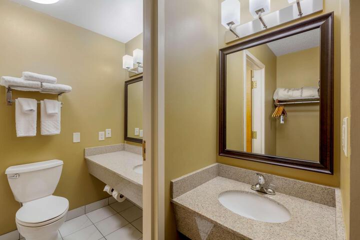 2 Queen Beds Interior Entrance WiFi Full Breakfast (10 of 19)
