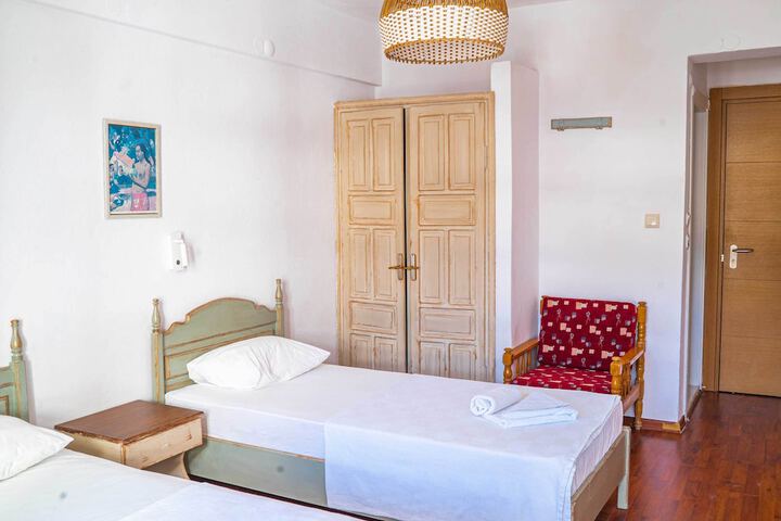 Room 4 of 228