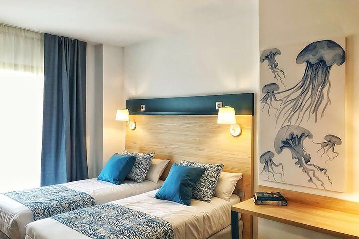 Room 8 of 90