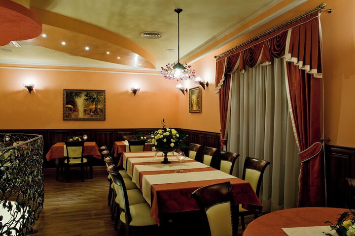 Dining 83 of 99