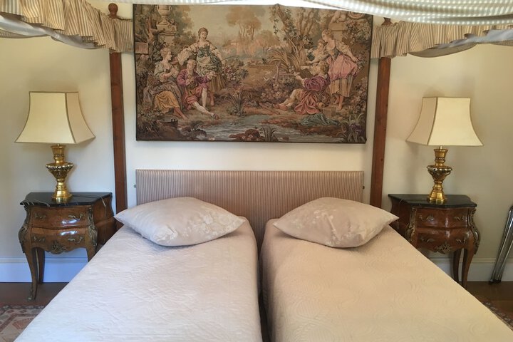 Room 8 of 125