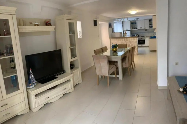 Room 2 of 10