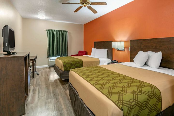 1 Queen Bed Efficiency Accessible (4 of 9)