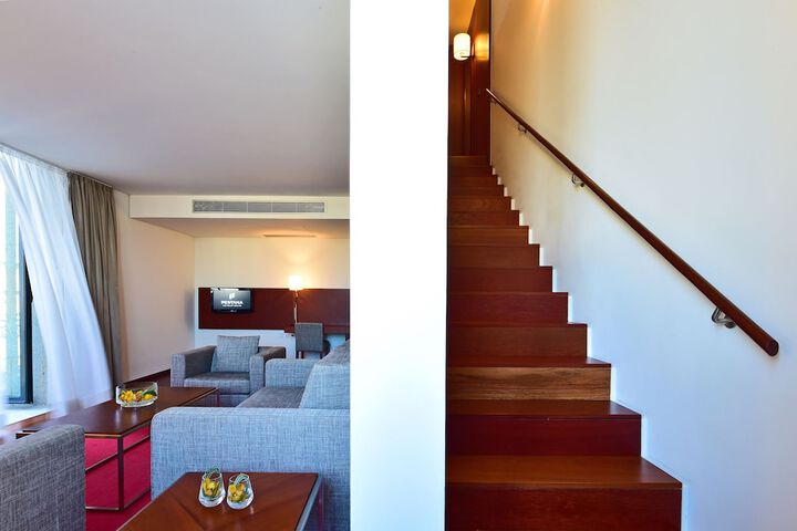Room 17 of 38