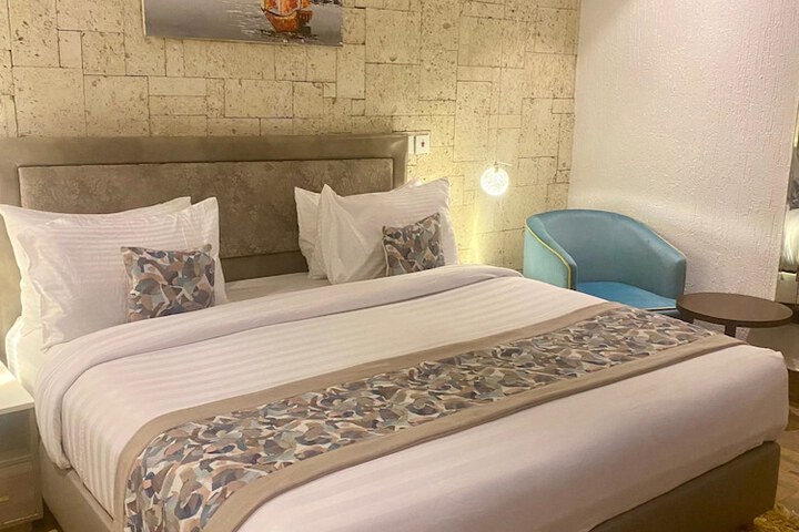 Room 9 of 30
