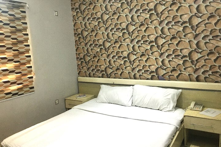Room 16 of 28