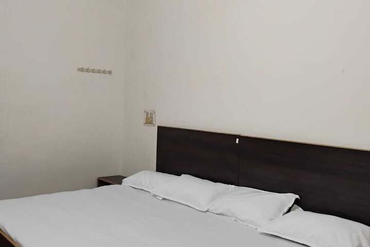 Room 4 of 10