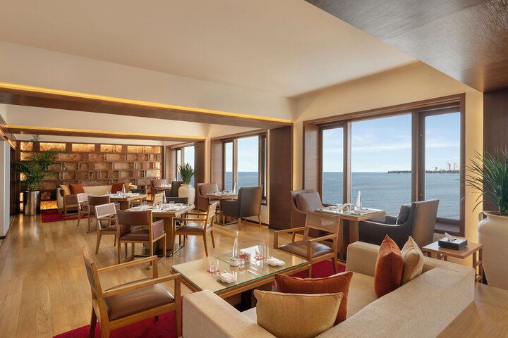 Lounge 129 of 136