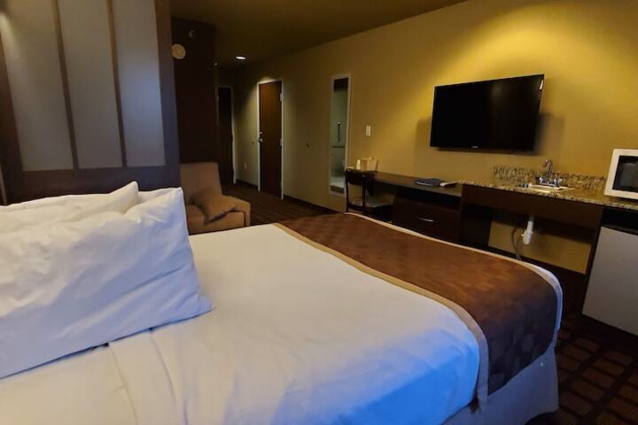 1 Queen Bed Accessible Room (3 of 19)