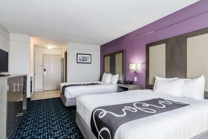 2 Queen Beds (2 of 13)