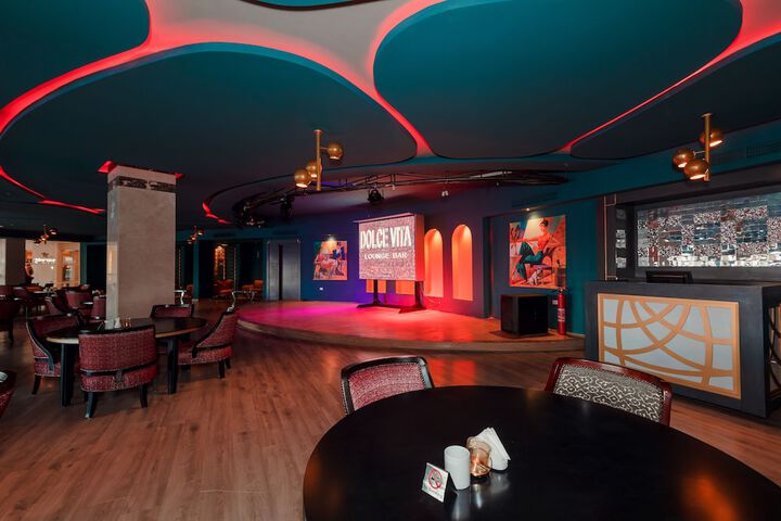 Lounge 153 of 220