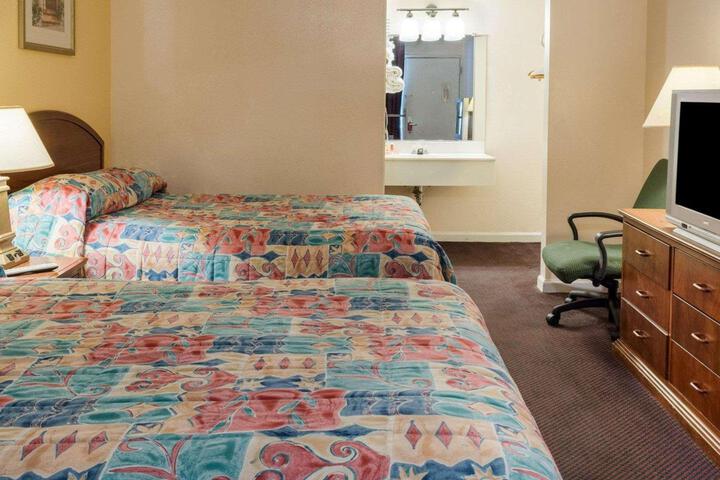 1 Queen Bed (9 of 11)