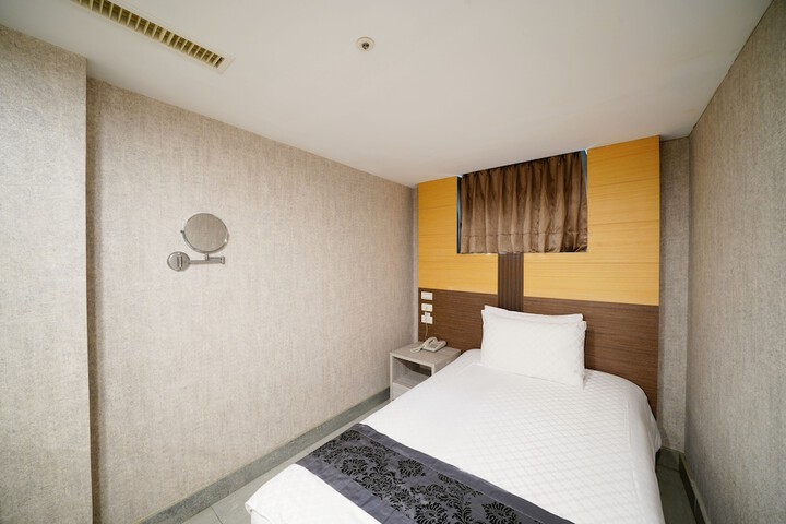 Room 30 of 61