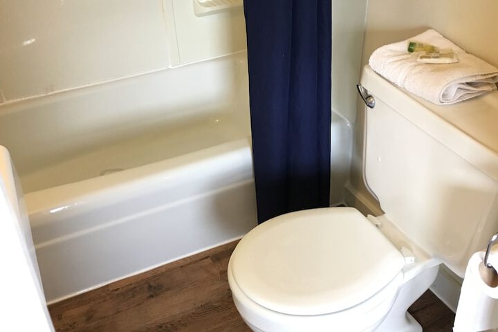 Room 6 of 77