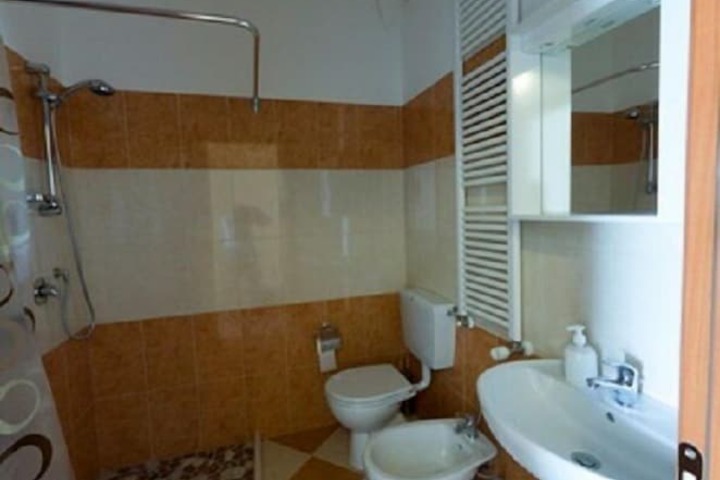 Room 8 of 11