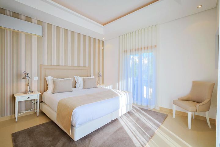 Room 27 of 74