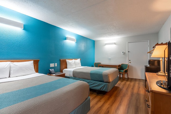 Standard Room, King or Two Doubles (10 of 11)