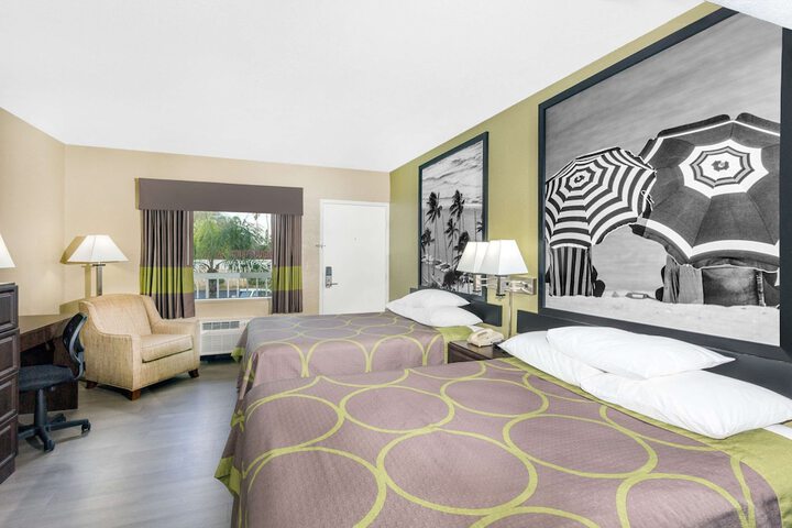 Deluxe Room 2 Double Beds Refrigerator, Microwave and Wetbar (1 of 9)
