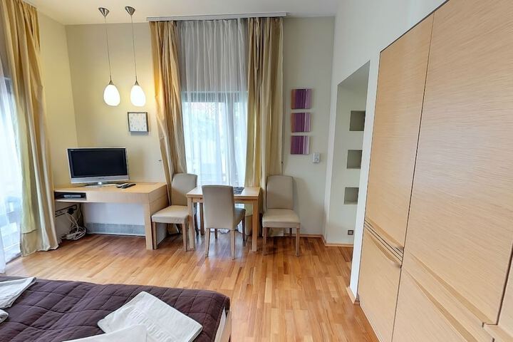 Room 16 of 98