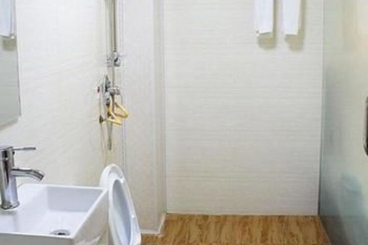 Room 6 of 11