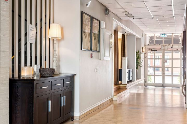 Entrance & Lobby
