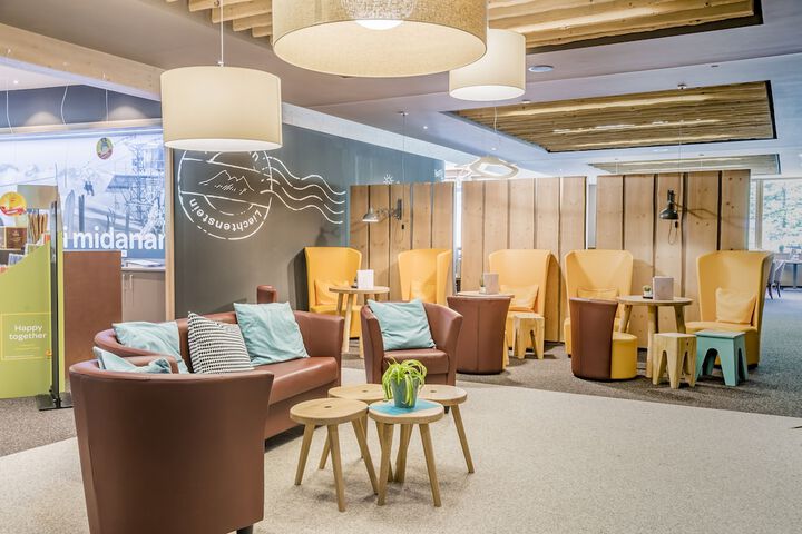 Lobby lounge