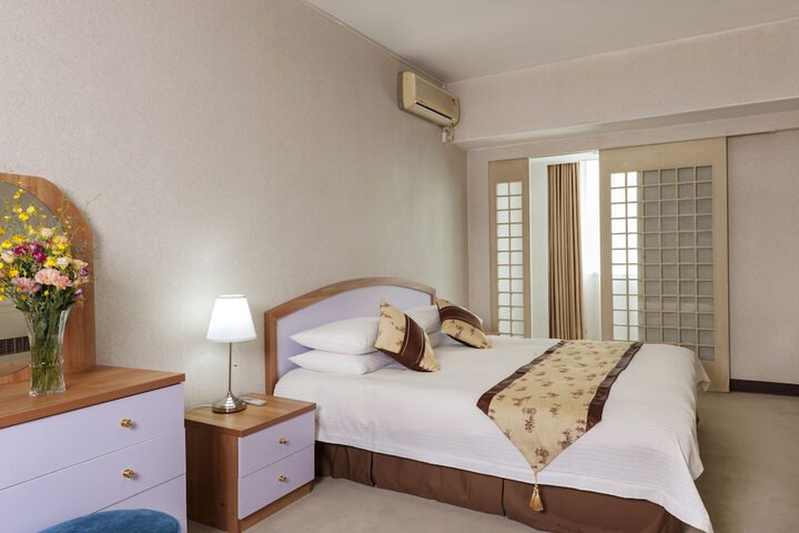 Room 9 of 42